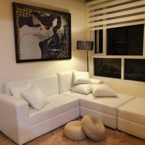 Hotel Ambiance, Spacious 2-Bedroom Condo in QC (Near Coffee Shops, Restaurants & Shopping Malls!)